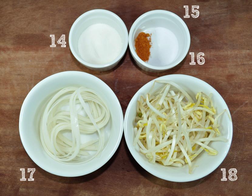 Ingredientes Pad Thai de Frango: 1) 200g de peito de frango cortado em tirinhas; 2) 4 colheres de sopa de amendoim tostado e picado; 3) 100g de tofu picado em cubinhos; 4) 2 colheres de sopa de