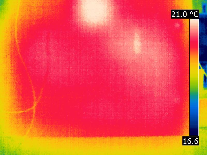 Pela técnica de termografia infravermelha, constatou-se através dos termogramas dos primeiros ensaios, que a temperatura superficial exterior não era uniforme. Na figura 4.1.