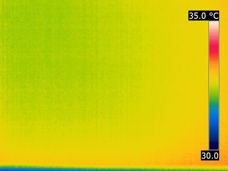 uniforme de temperatura na superfície. A medição com recurso à câmara de termografia FLIR, modelo T360, foi realizada no interior da câmara fria.