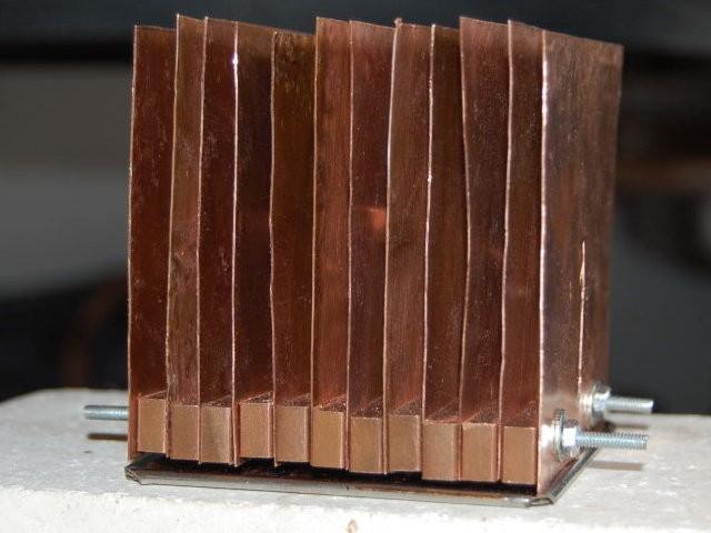 3 O cobre em formato de barramento foi dividido em 22 peças iguais medindo 37 mm x 10 mm x 6 mm e em mais um peça de cobre medindo 75 mm x 37 mm x 5 mm.