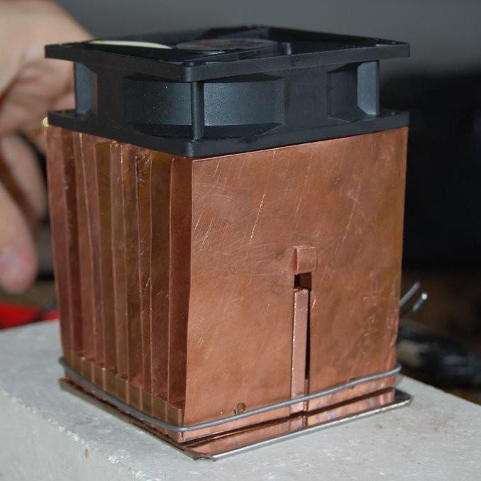 Os materiais de cobre foram devidamente usinados e recortados para possibilitar a montagem de um conjunto que pode ser visto na Figura 1. Figura 1: Primeira montagem do trocador aletado.