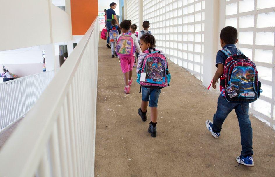 AÇÕES SOCIOECONÔMICAS Educação Todos os alunos das escolas atingidas, em Barra Longa e nos distritos de Mariana, concluíram o ano letivo de 2015 e iniciaram o de 2016 em dia, conforme o calendário