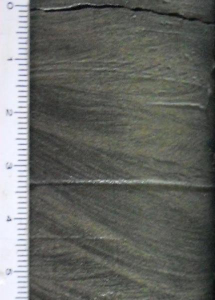 tangenciais (Foto 4); a litofácies Sca é caracterizada por siltitos com interlaminações de arenitos muito finos, com incipientes laminações cruzadas acanaladas (Foto
