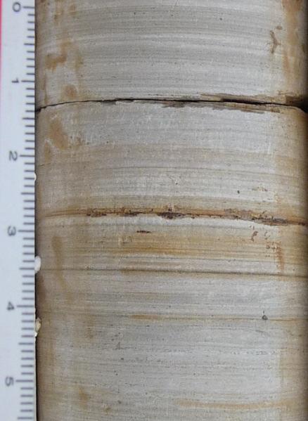 em que é bastante comum visualizar níveis de calcário laminado e concreções carbonáticas (Foto 15). Localmente podem ocorre estruturas de sobrecarga, fluidização e pseudo-boudinagens.