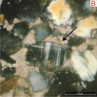 Fotos 27 A e B: Grão de pertita (seta) em subarcóseo pobremente selecionado de aspecto maciço e cimentado