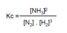 Onde: Kc: é a constante de equilíbrio 1: é o coeficiente do gás nitrogênio N 2 3: é o coeficiente do gás hidrogênio H 2 2: é o coeficiente da amônia NH 3 (NH 3 ): é a concentração molar da amônia (N