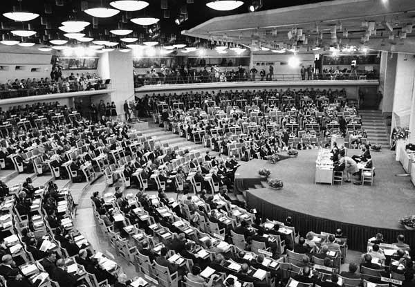 Conferência das Nações Unidas sobre o Meio Ambiente Humano (Conferência de Estocolmo) 1972, Estocolmo, Suécia 113 países DESENVOLVIMENTO ZERO Países desenvolvidos