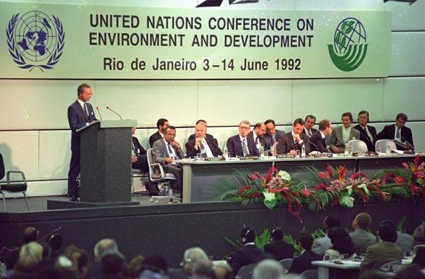 Conferência das Nações Unidas sobre o Meio Ambiente e o Desenvolvimento Rio 92 ou Eco-92 Mais de 100 chefes de estado Principais documentos I - Declaração do Rio/92; II - Agenda 21; III -