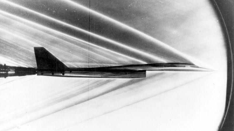 Uma foto Schleiren de um modelo do bombardeiro XB-70 Valkyrie em um túnel