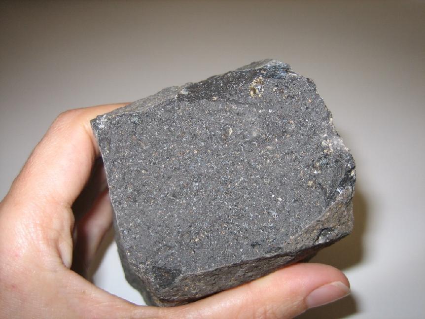 1 Basalto em amostra de mão. Figura 2 Amostra de basalto contendo olivina e piroxena. C.