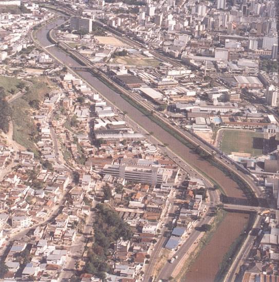Fonte: CESAMA, 2004. Figura 1 Rio Paraibuna cortando a malha urbana de Juiz de Fora A situação atual do rio Paraibuna é preocupante.