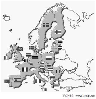 Questão 5. (PUC-RIO) A organização observada no cartograma representa: (A) as nações européias que adotaram o Euro como moeda. (B) a atual composição regional da União Européia (UE).