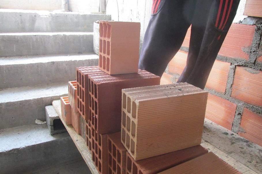 Foram usados diversos tamanhos de tijolos para evitar cortes, sendo que as medidas encontradas na obra foram: (11,5x19x24) cm, (11,5x19,19) cm e o meio tijolo (11,5x19x12) (Foto 21).