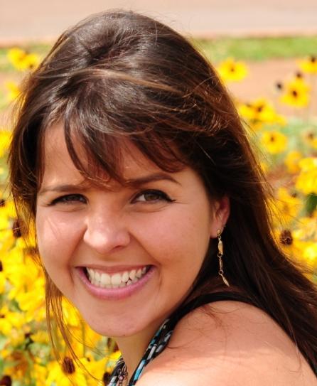 Fernanda Cardoso de Lemos - Licenciada em Letras e mestranda em Linguística Aplicada (UFRGS), leciona Português para Estrangeiros (Programa de Português para Estrangeiros UFRGS), atua