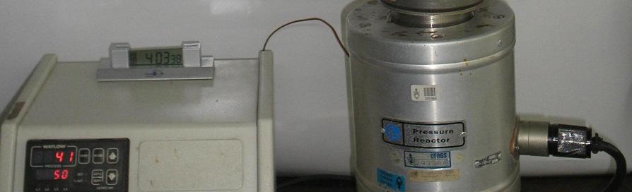das reações de oligomerização e polimerização, o tolueno e o MAO foram introduzidos a temperatura ambiente no reator de inox.