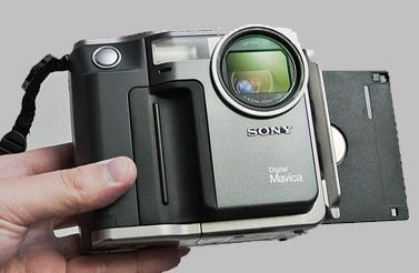 1981, a Sony lança a primeira câmera digital, a Mavica,