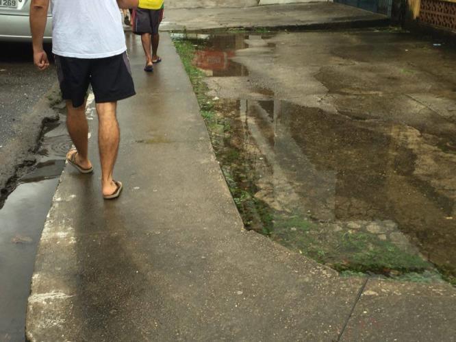 Figura 4 Desnível na calçada impedindo escoamento das águas pluviais para a sarjeta, na Avenida 25 de Setembro, no bairro do Marco No bairro do Tenoné, O problema imediatamente identificado foi a
