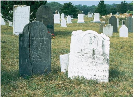Lápides sepulcrais do início do século XIX, em Wellfleet, Massachusetts (EUA), mostram os resultados do intemperismo químico.