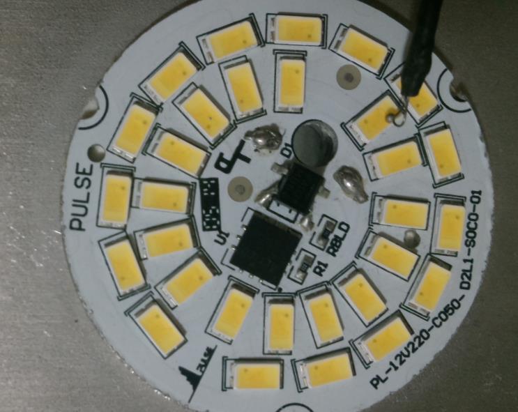 71 3.1.4 Medições Para medir a temperatura no encapsulamento do LED nos experimentos, foram utilizados sensores de temperatura dos multímetros Icel MD-6110.
