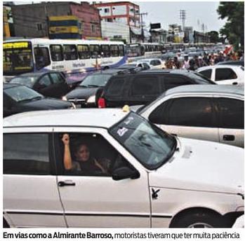 ao alagamento de várias ruas, que ocasionou congestionamento no tráfego de veículos, como mostra a Figura 04.