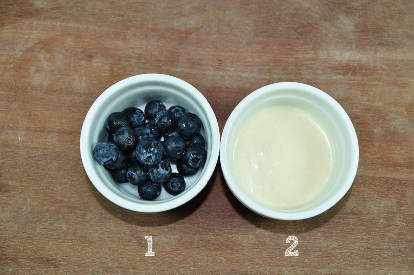 1- De 26 a 30 blueberries, o que dá para fazer duas panquecas; 2- Massa de panqueca americana (receita aqui).