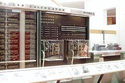 Década de 1940: tempos de guerra possibilitam a chegada do computador eletrônico digital Os cálculos de baĺıstica necessários durante a Segunda Guerra Mundial aceleraram o desenvolvimento do