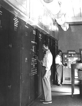 Década de 1940: tempos de guerra possibilitam a chegada do computador eletrônico digital Em 1944, Mauchly, Eckert, and John von Neumann (1903-1957) já estavam trabalhando no