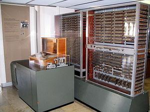 Década de 1940: tempos de guerra possibilitam a chegada do computador eletrônico digital Enquanto isso, na Alemanha, Konrad Zuse (1910-1995) construiu, em 1941, a primeira