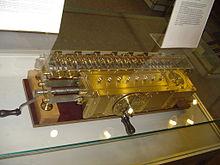 Antes de 1900 Uma máquina semelhante foi construida por Gottfried Wilhelm Leibniz (1646-1716), que incentivou o uso do sistema