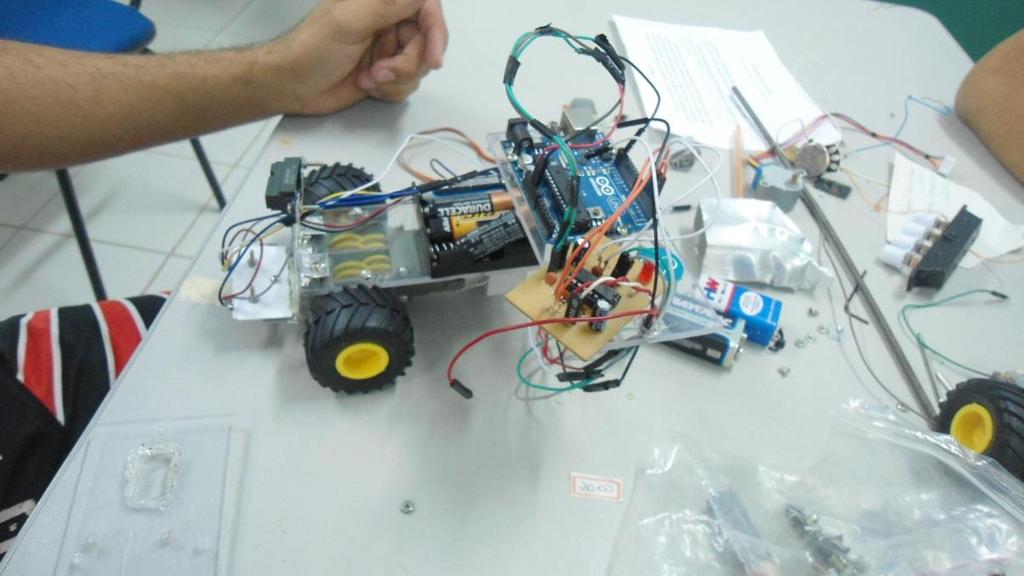 4 Este projeto tem como objetivo construir um robô autônomo de resgate, estudar e entender a plataforma Arduíno e a inserção de mais sensores como o de gás, entre outras alterações e trabalhar em