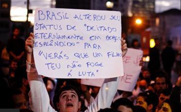 com dispositivos midiáticos. A partir desta concepção, compreende-se que o dialogismos é constitutivo de uma circulação e nela há um conjunto de valores entre os participantes do jogo comunicacional.