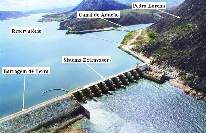 UHE AIMORÉS De acordo com CBDB (2009), o projeto de Aimorés pode ser considerado como duas partes separadas: Barragem principal de terra, com 18 m de altura e 565,0 m de comprimento a partir da
