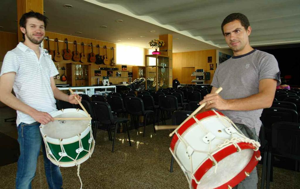 Composto por quatro clarinetistas e um percussionista, este grupo nasceu na ilustre instituição ESMAE (Escola Superior de Música e Artes do Espectáculo do Porto), em 1998, por iniciativa de um dos