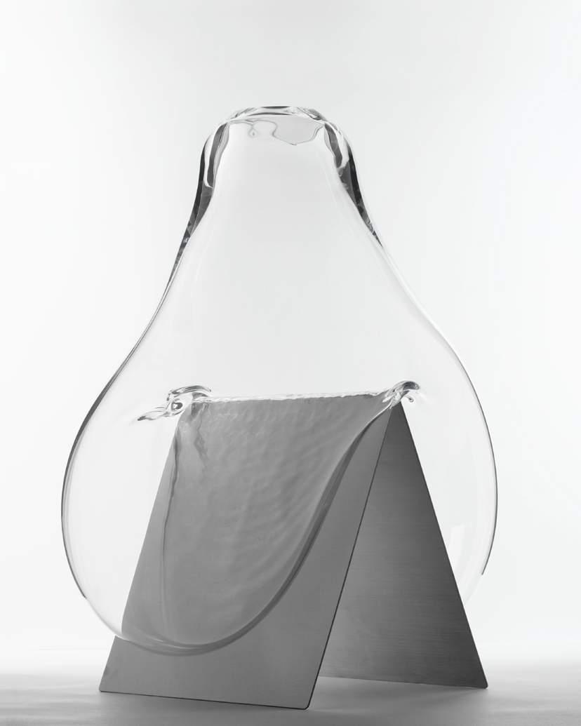 Escultura BOLA*, 2015 Vidro soprado, aço inox escovado Dispenser para líquidos