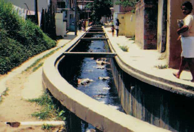 FOTO 4 Canal de drenagem de águas pluviais transportando