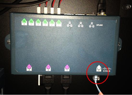 Para os sistemas TX9000/TX1310, o cabo serial deve ser conectado à única série 1 output no ACU.