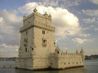 Torre de Belém Ergue-se simbolicamente no sítio onde estava a praia do