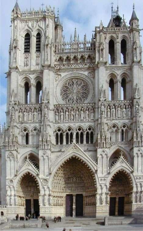 Catedral Notre-Dame - Amiens Amiens é uma cidade no norte da França, localizada a 120 km
