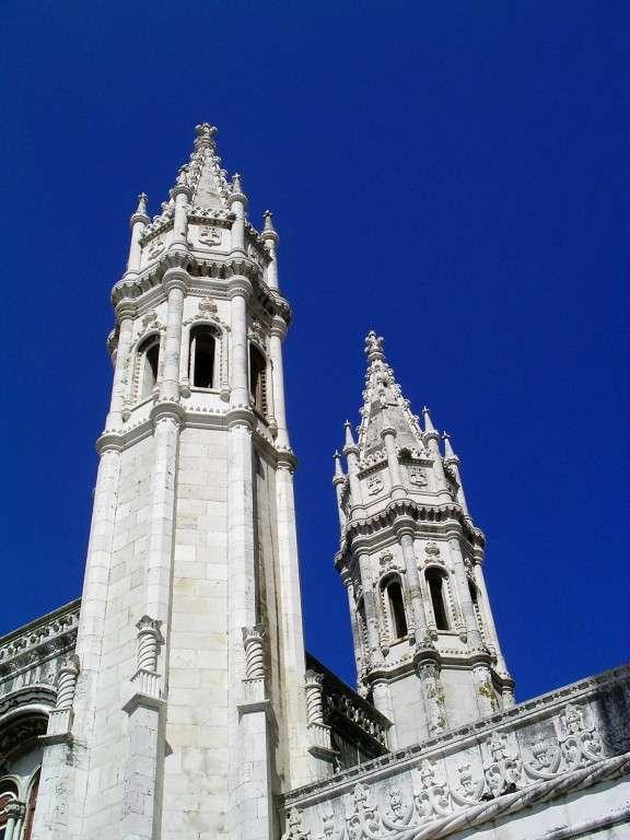Mosteiro dos Jerónimos Monumento à riqueza dos Descobrimentos, o Mosteiro dos Jerónimos situa-se em Belém, Lisboa, à entrada do Rio Tejo.