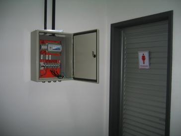 Medição setorizada com transmissão dos dados por sinal 4-20 ma: hidrômetros pulsados e data-logger centralizado junto aos banheiros do 4º andar.