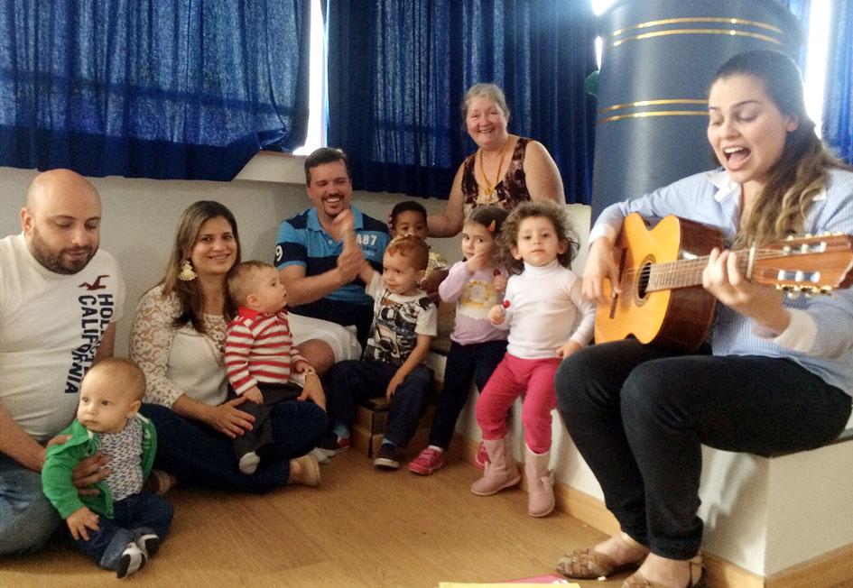 Esta faixa etária também recebe o conteúdo em forma de teatrinho, conversa com fantoches e outras abordagens.