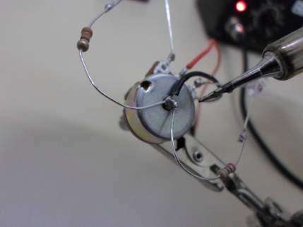 Toymodel V Figura : Ambas extremidades restantes dos resistores, devem ser cuidadosamente dobradas e unidas com