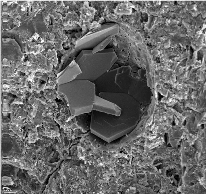 Cimento Portland e Adições Figura 17 - Imagens de microscópio electrónico de pastas de cimento endurecido.