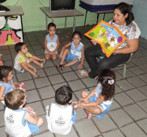Crianças recebem cuidados de higiene pessoal Momento de contar histórias preparando o bom hábito da leitura LEACB procura expandir, neste ano, por