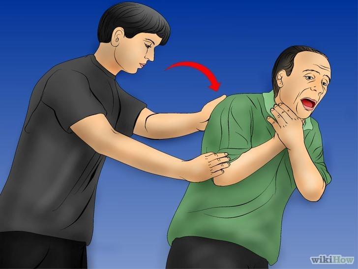 4. 4 Dê alguns golpes nas costas de alguém que estiver se engasgando antes de continuar a usar a manobra de Heimlich.