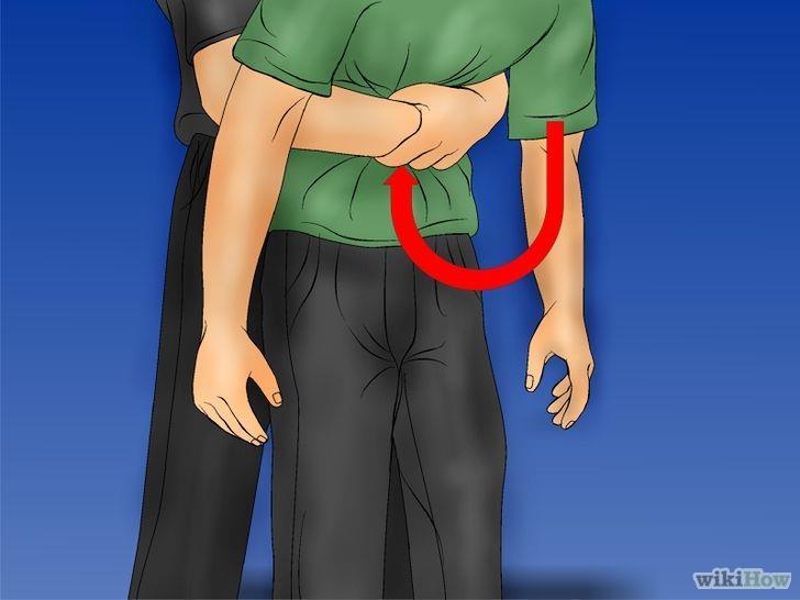 6 6. Execute a manobra de Heimlich, também conhecida como compressões abdominais: Empurre o abdômen da vítima para dentro e para cima, fazendo fortes e rápidas compressões para cima.