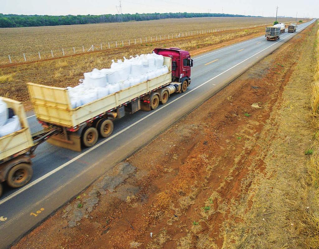 A À esquerda, trecho asfaltado ao norte de Mato Grosso; e, à direita, a BR na época da seca em percurso no Pará té quatro anos atrás, a safra do agricultor Argino Bedin, de Sorriso, no norte de Mato