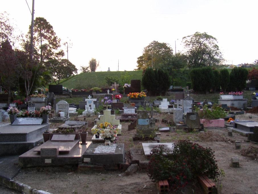 A imagem mostra o cemitério em processo de transferência.