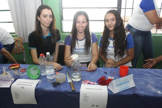 Foto 14: Apresentação dos experimentos de problemas ambientais pelos alunos
