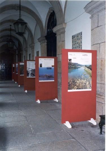 É constituída por 12 painéis, de 85x200cm, com reproduções fotográficas e texto, e é acompanhada por documentação, em suporte escrito, destinada ao público em geral.